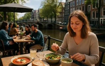 Smakelijk mittagessen in amsterdam: van levendige markten tot knusse cafés aan het water